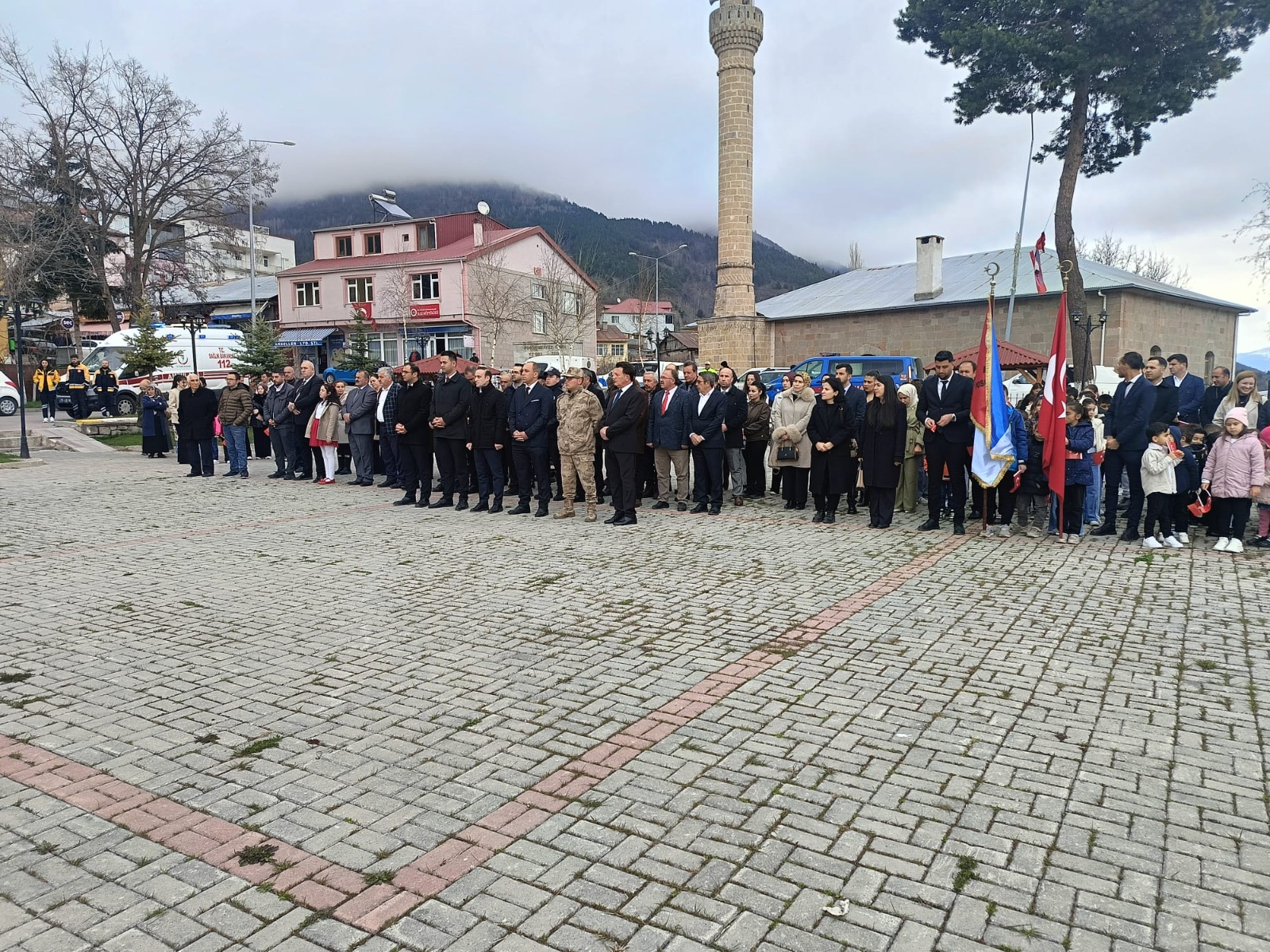 23 Nisan Ulusal Egemenlik ve Çocuk Bayramı münasebetiyle Posof’ta düzenlenen program, gerçekleştirilen çelenk sunma töreniyle başladı.