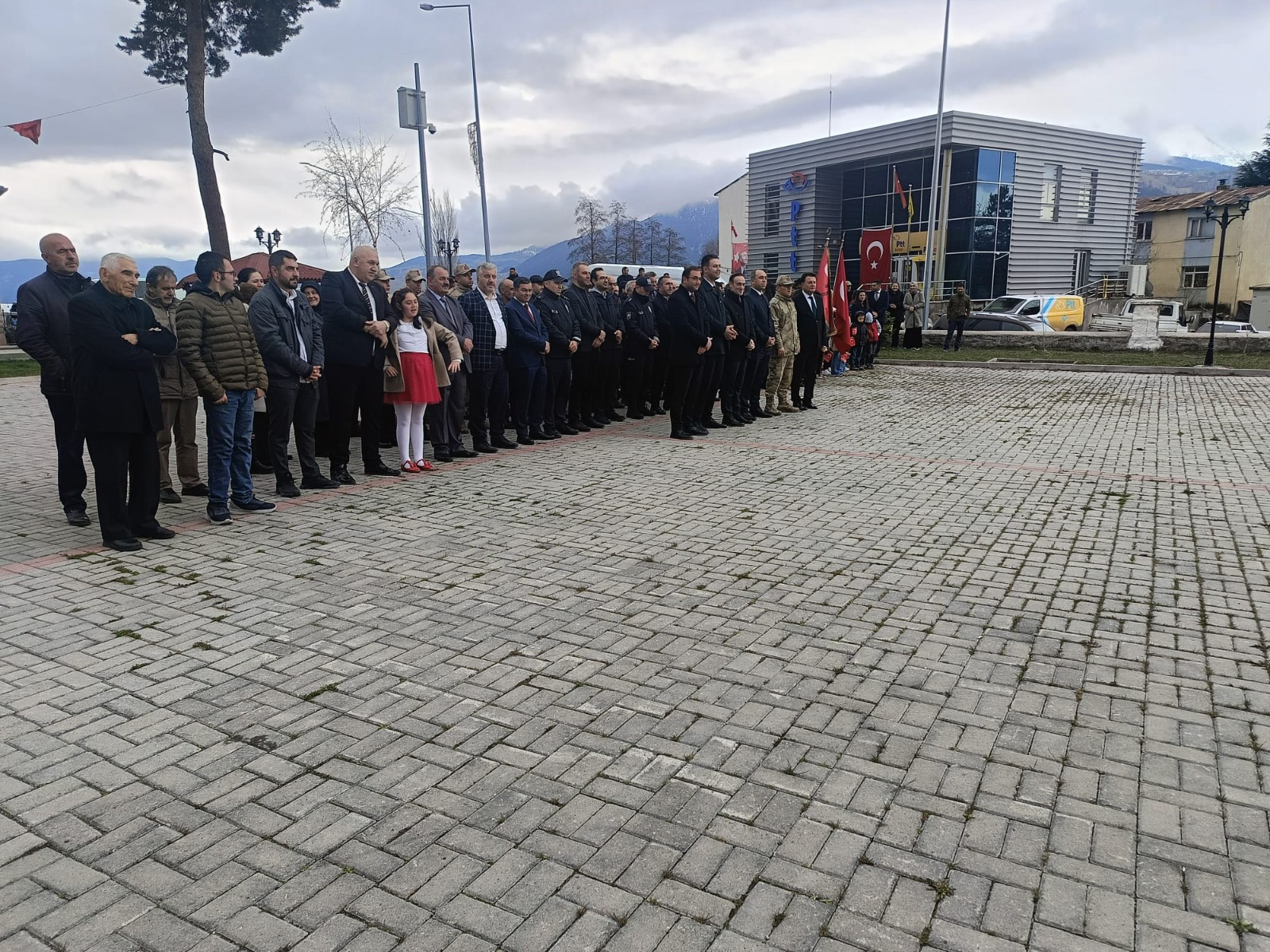 23 Nisan Ulusal Egemenlik ve Çocuk Bayramı münasebetiyle Posof’ta düzenlenen program, gerçekleştirilen çelenk sunma töreniyle başladı.