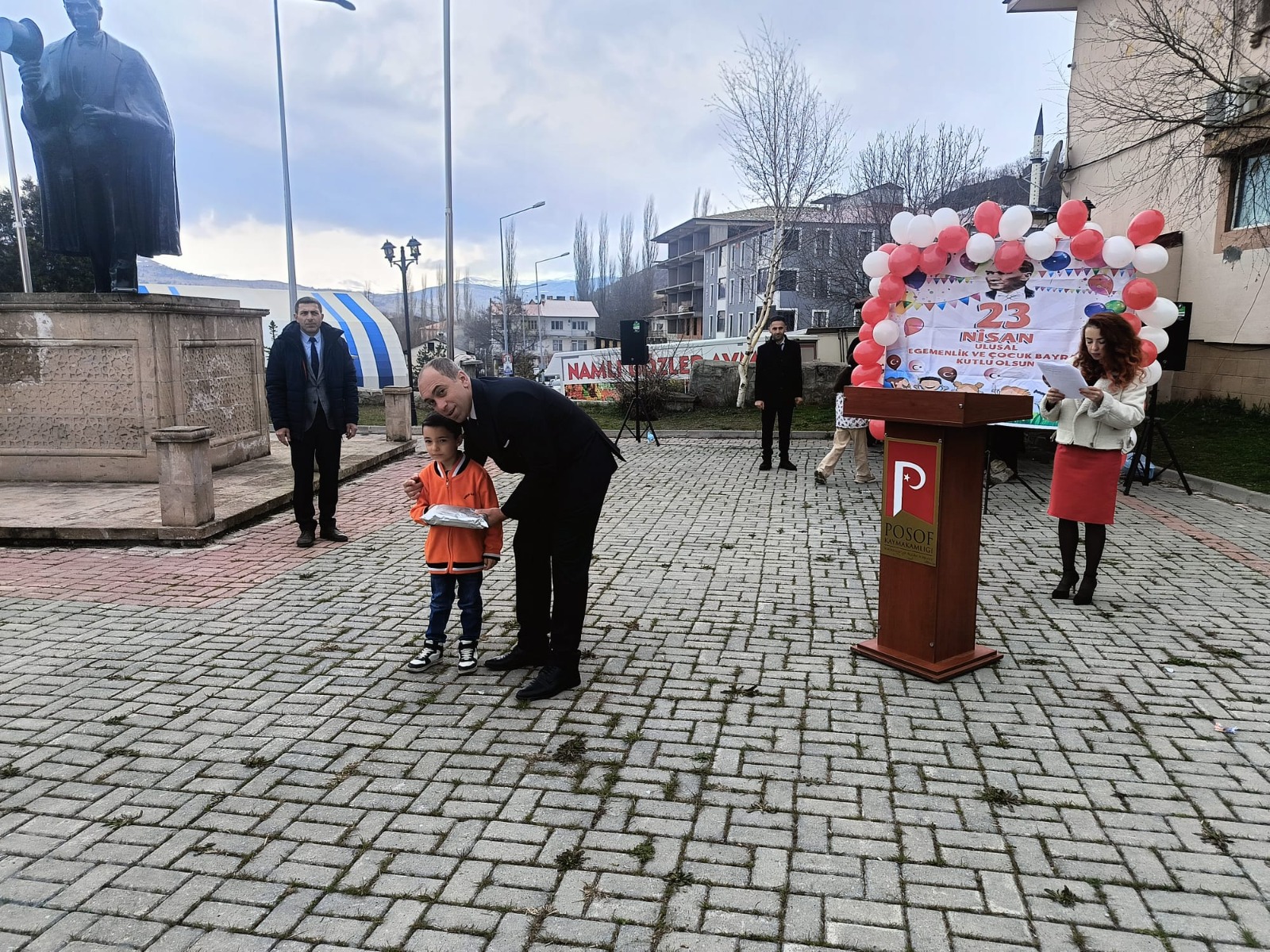 23 Nisan Ulusal Egemenlik ve Çocuk Bayramı münasebetiyle Posof’ta düzenlenen program, gerçekleştirilen çelenk sunma töreniyle başladı.