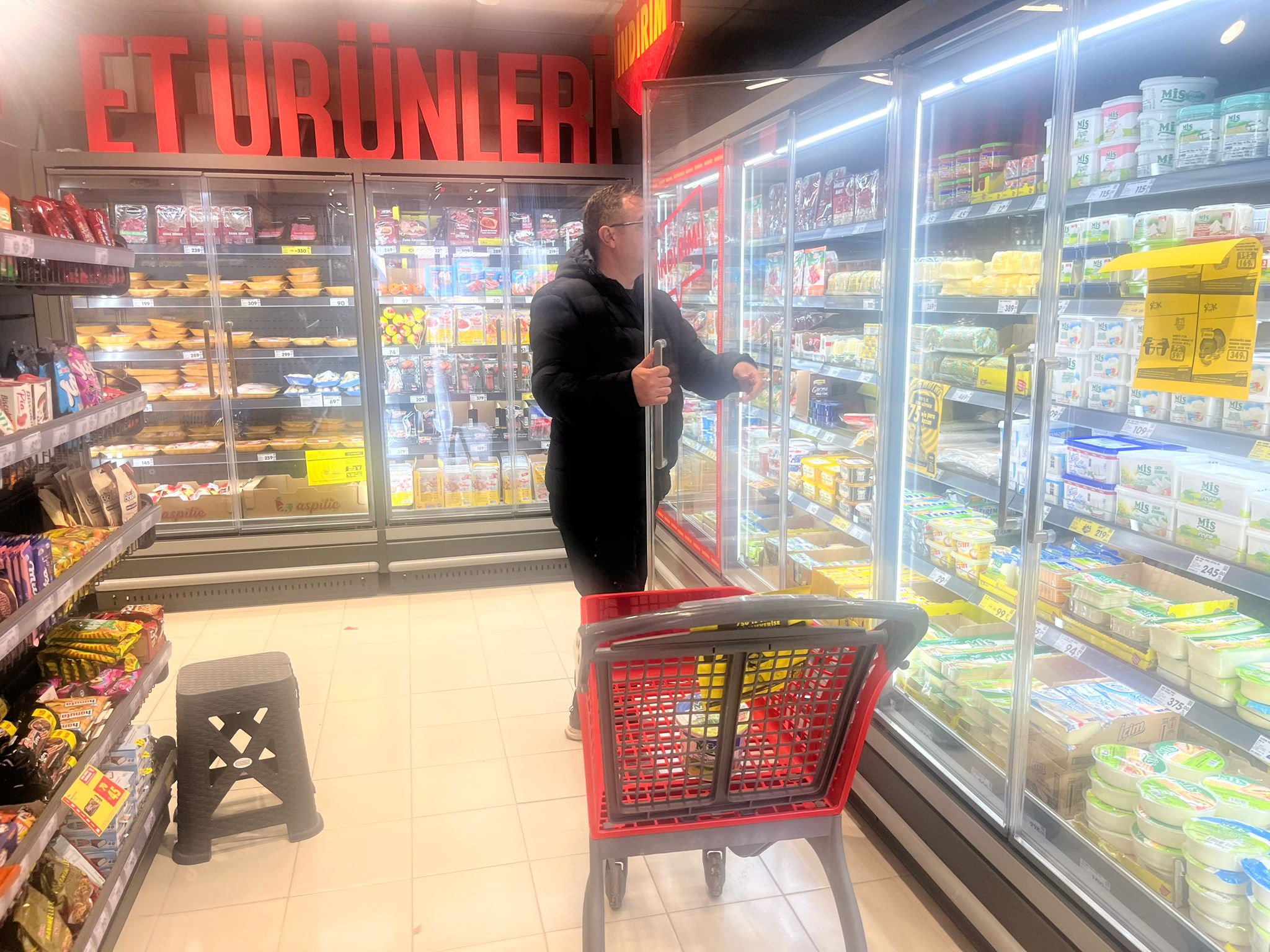 Posof Belediyesi zabıta ekipleri, Belediye Başkanı Erdem Demirci’nin talimatıyla ilçe genelindeki marketlerde gıda denetimi gerçekleştirdi.