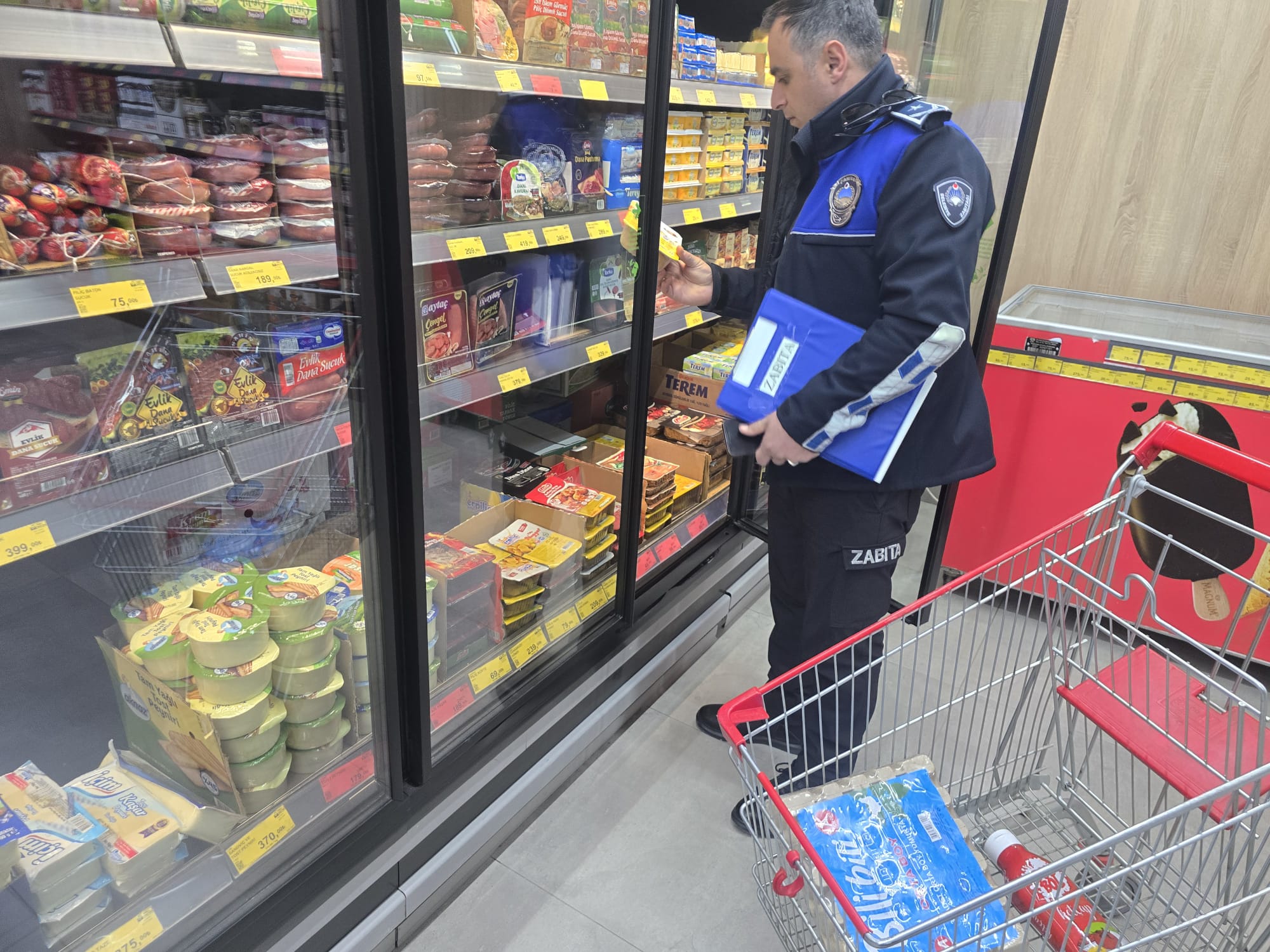 Posof Belediyesi zabıta ekipleri, Belediye Başkanı Erdem Demirci’nin talimatıyla ilçe genelindeki marketlerde gıda denetimi gerçekleştirdi.