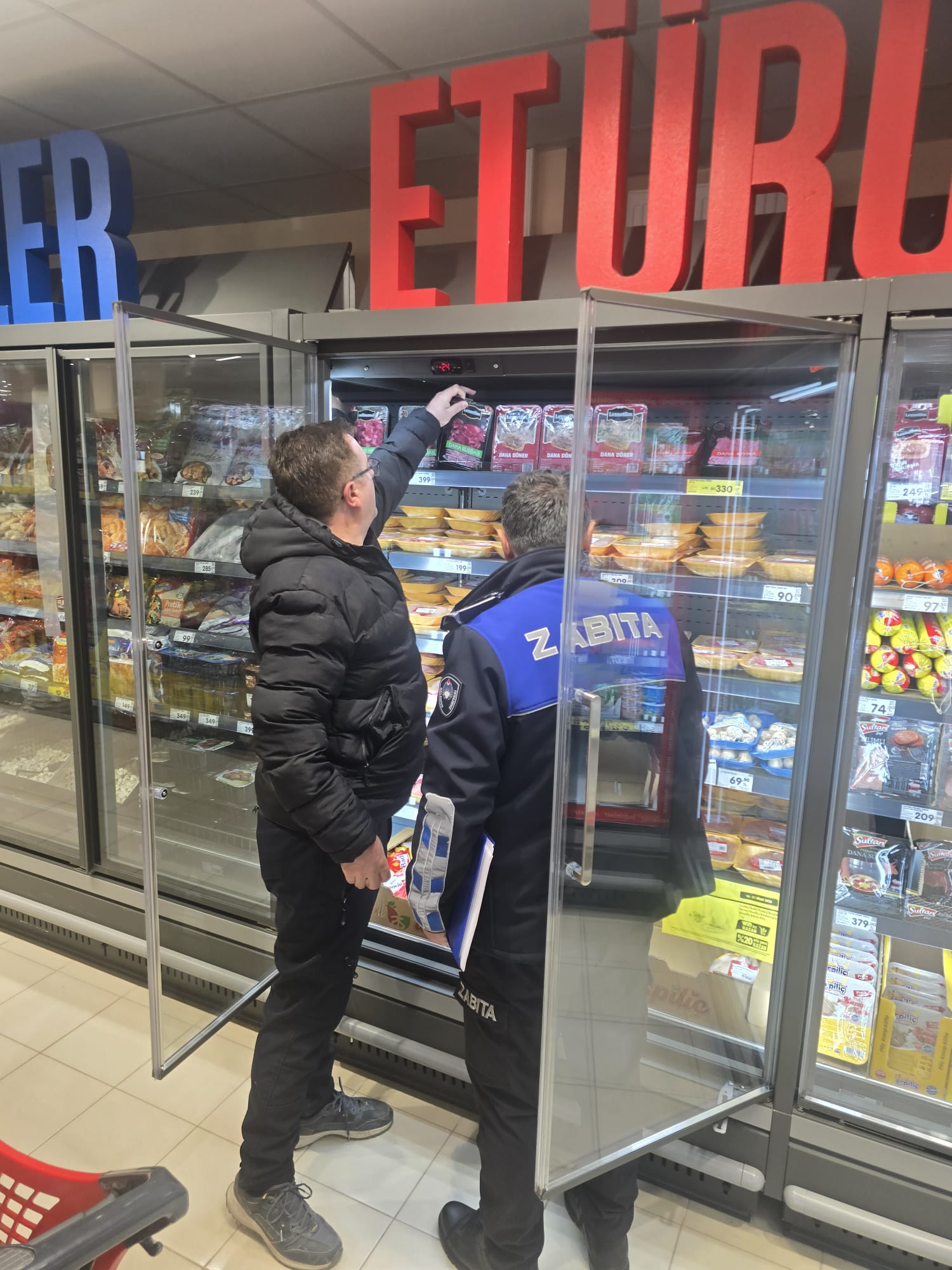 Posof Belediyesi zabıta ekipleri, Belediye Başkanı Erdem Demirci’nin talimatıyla ilçe genelindeki marketlerde gıda denetimi gerçekleştirdi.