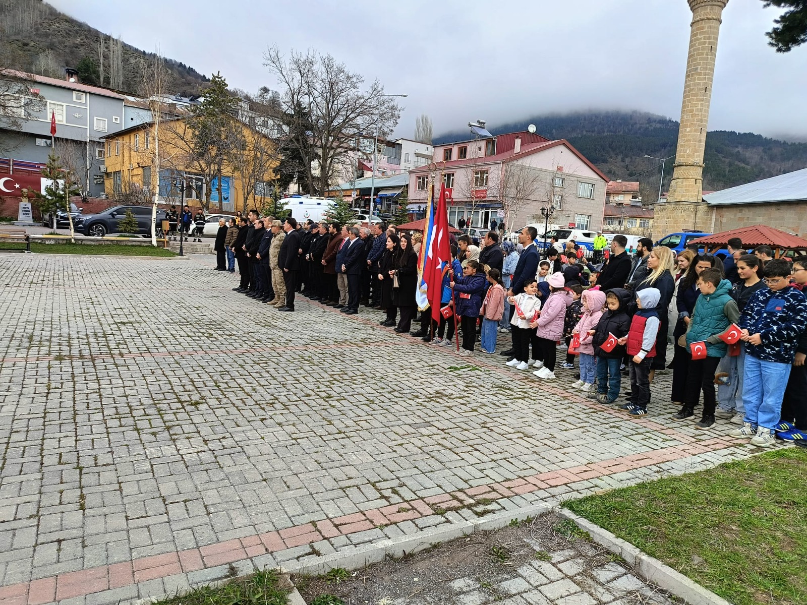23 Nisan Ulusal Egemenlik ve Çocuk Bayramı münasebetiyle Posof’ta düzenlenen program, gerçekleştirilen çelenk sunma töreniyle başladı.